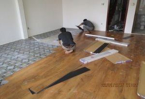 Nên sử dụng sàn nhựa hèm khóa hay sàn dán keo