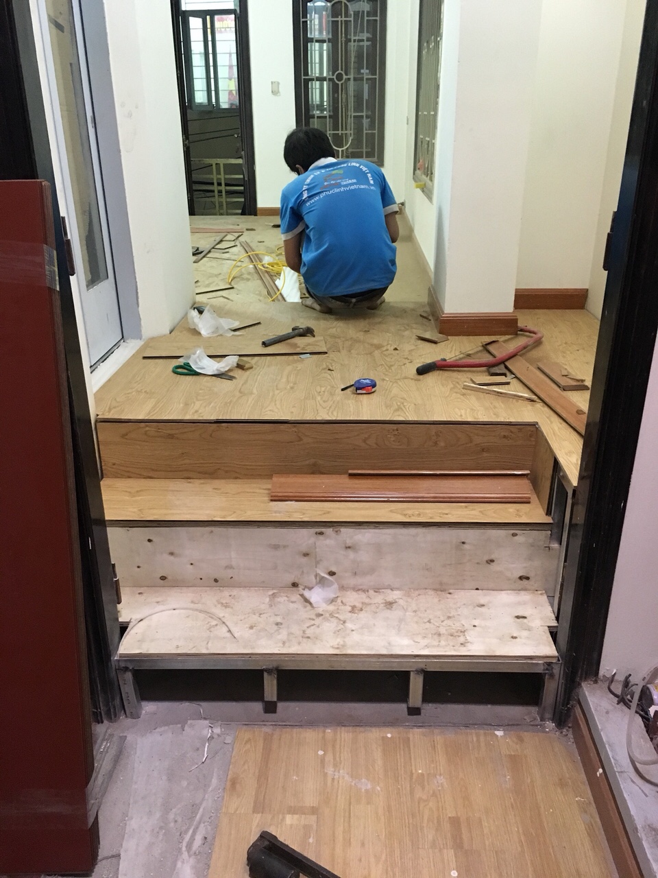 giá thi công sàn nhựa giả gỗ tại hà nội, các bước thi công sàn hèm khóa, cách thi công sàn nhựa dán keo,