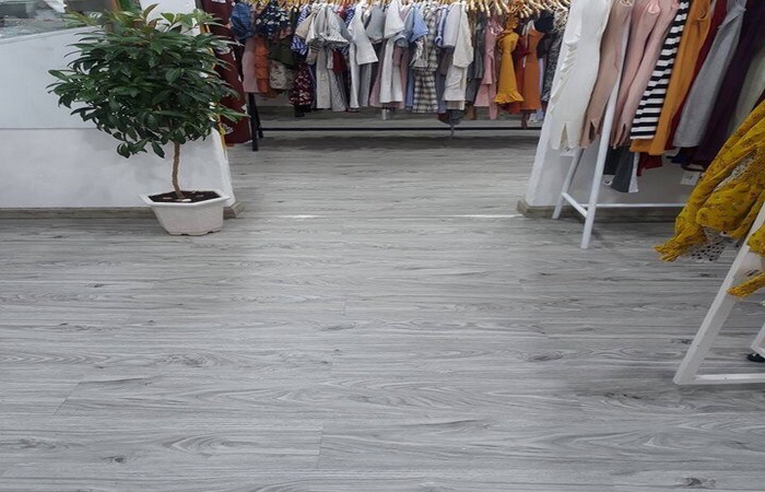 có nên sử dụng sàn nhựa cho cửa hàng không, báo giá sàn nhựa