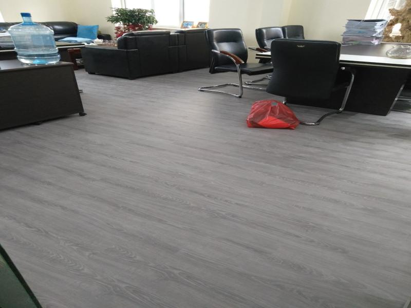 sàn nhựa giả gỗ tự dán tại hà nội, ván sàn nhựa giả gỗ tự dán giá rẻ, thi công sàn vân giả gỗ,