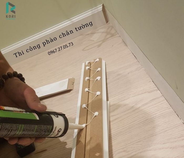 lắp đặt phụ kiện phào nẹp